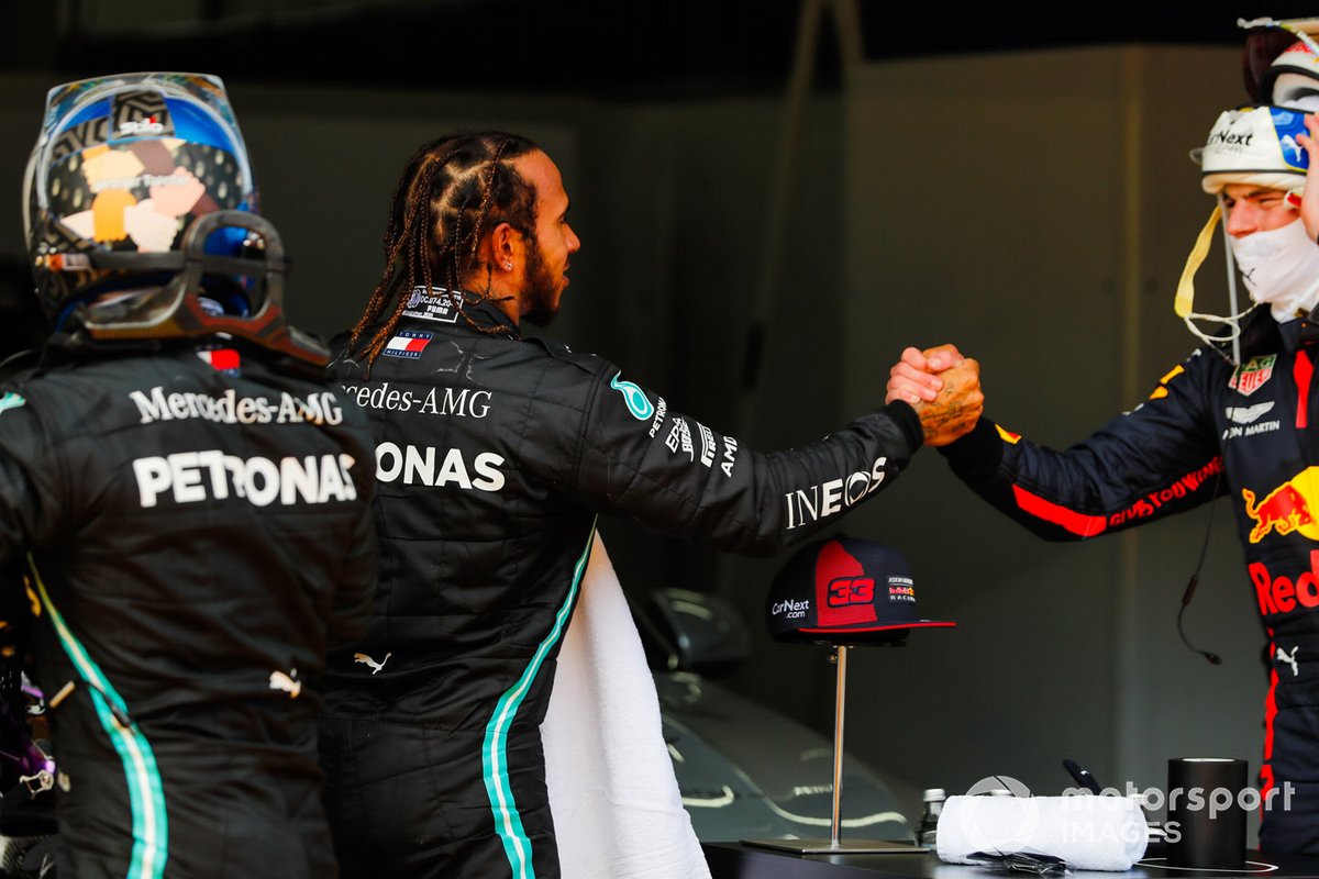 El ganador Lewis Hamilton, Mercedes-AMG Petronas F1, felicita a Max Verstappen, Red Bull Racing mientras Valtteri Bottas, Mercedes-AMG Petronas F1 mira