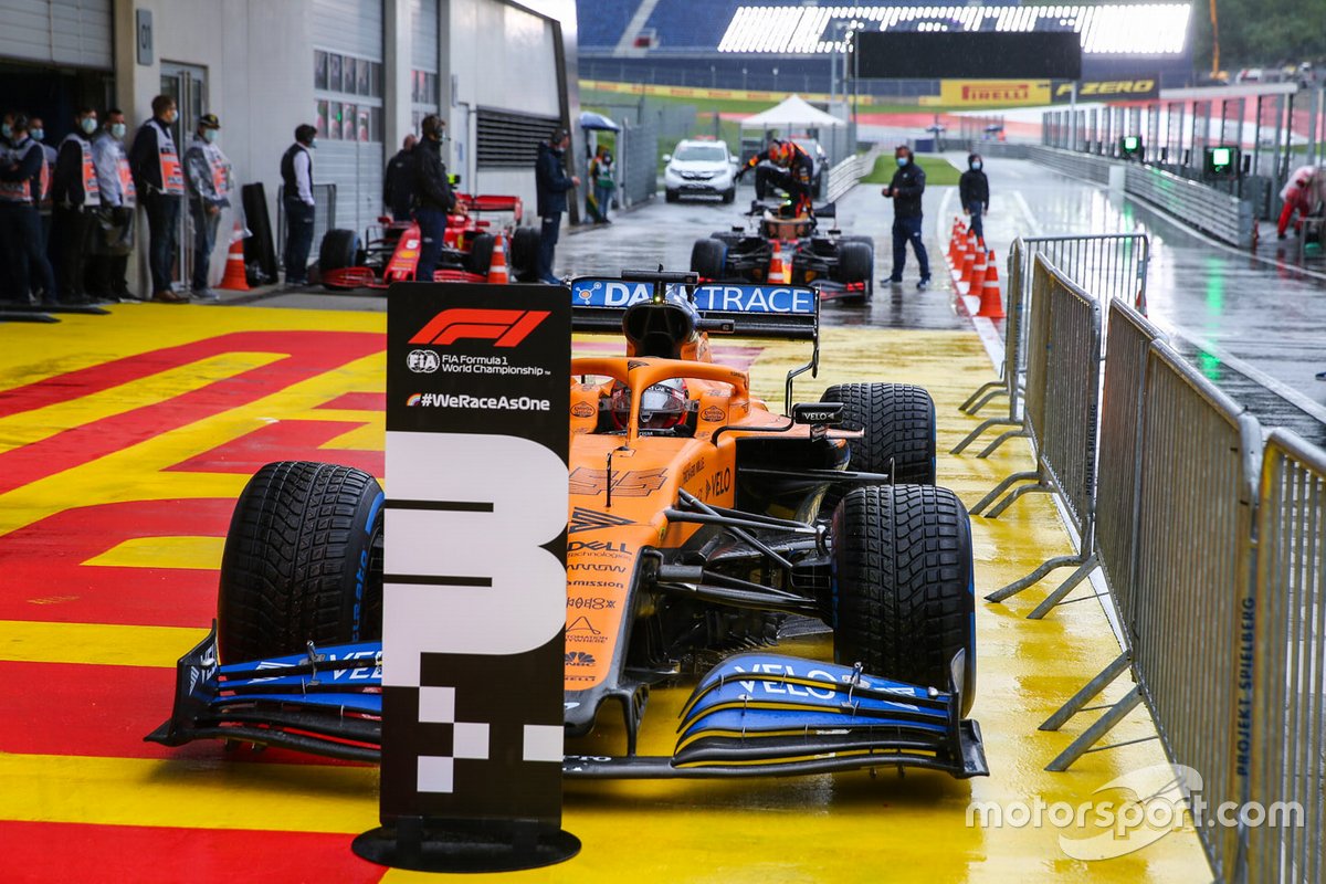 Carlos Sainz Jr., McLaren, dans le Parc Fermé