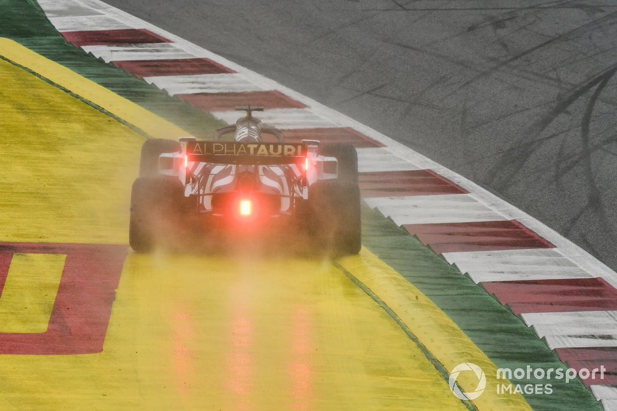 Daniil Kvyat, AlphaTauri AT01, runs wide