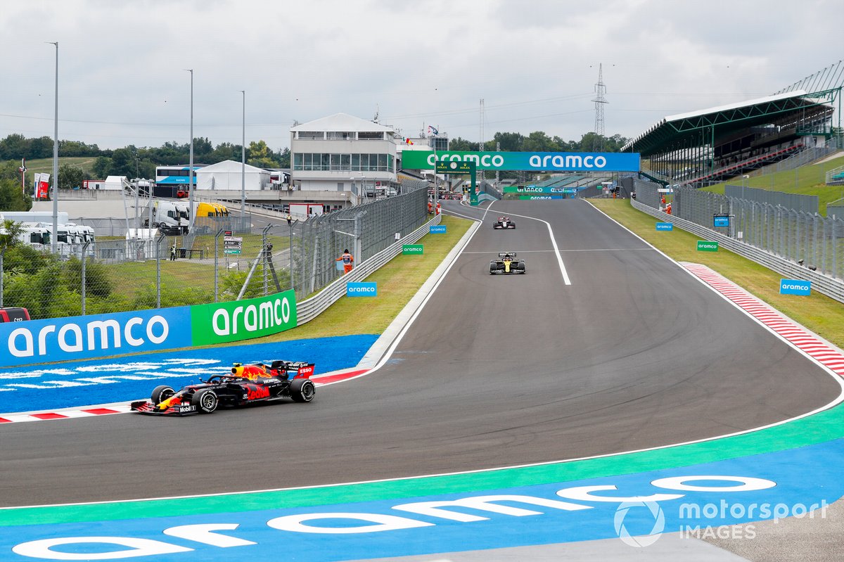 Alex Albon, Red Bull Racing RB16, Esteban Ocon, Renault F1 Team R.S.20 et Kevin Magnussen, Haas VF-20