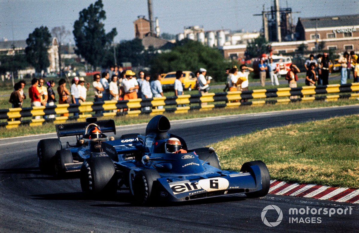 Jackie Stewart, Tyrrell 005 Ford leads Emerson Fittipaldi, Lotus 72D Ford