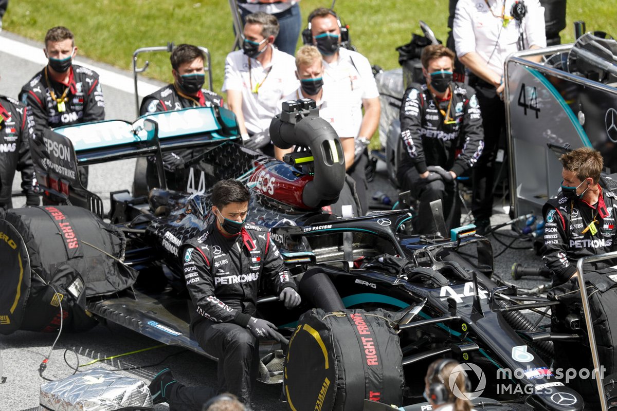 Mercedes mechanics on the grid with the car of Lewis Hamilton, Mercedes F1 W11 EQ Performance