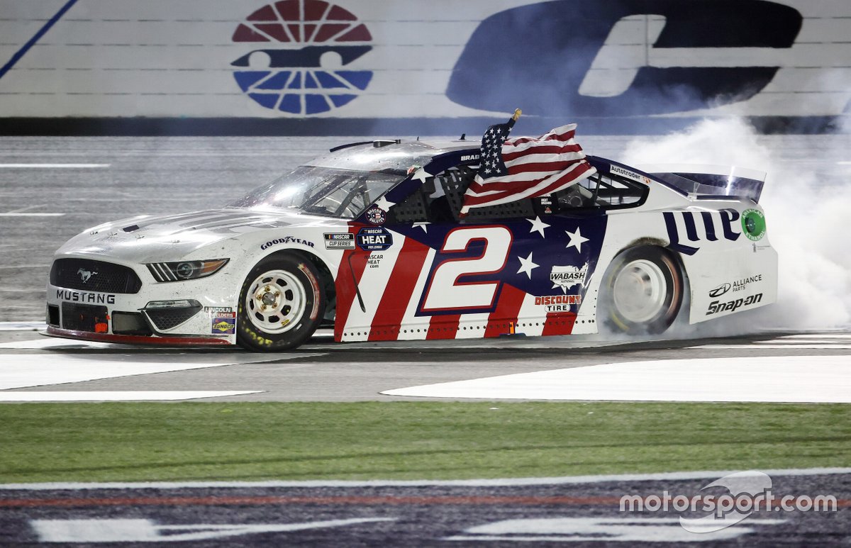 El ganador de la carrera, Brad Keselowski, Team Penske, Ford Mustang