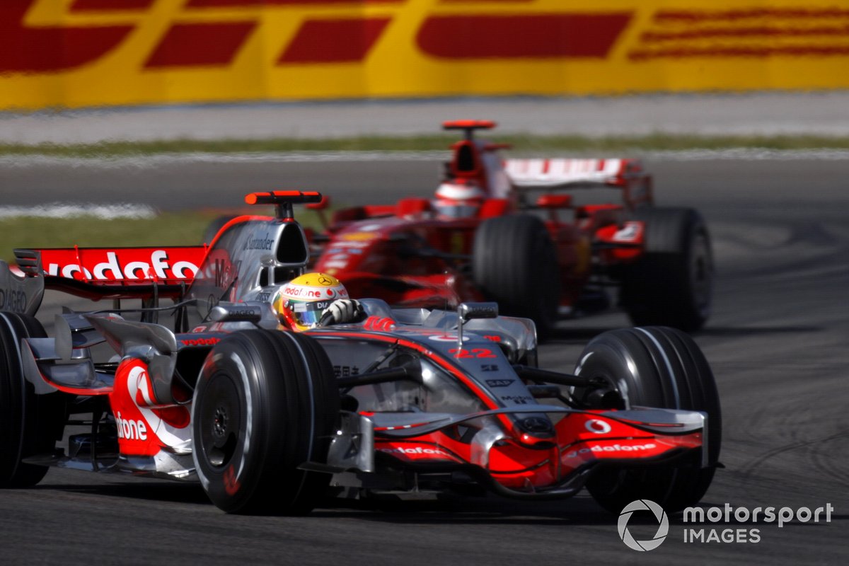 Lewis Hamilton, McLaren MP4-23 Mercedes, devant Kimi Räikkönen, Ferrari F2008