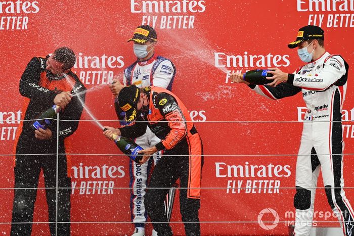 Podio: Bent Viscaal, MP Motorsport, Lirim Zendeli, Trident y Theo Pourchaire, ART Grand Prix 