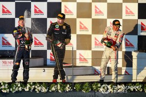 Podio: el ganador de la carrera Sebastian Vettel, Red Bull Racing, segundo lugar Lewis Hamilton, McLaren, tercer lugar Vitaly Petrov, Lotus Renault GP