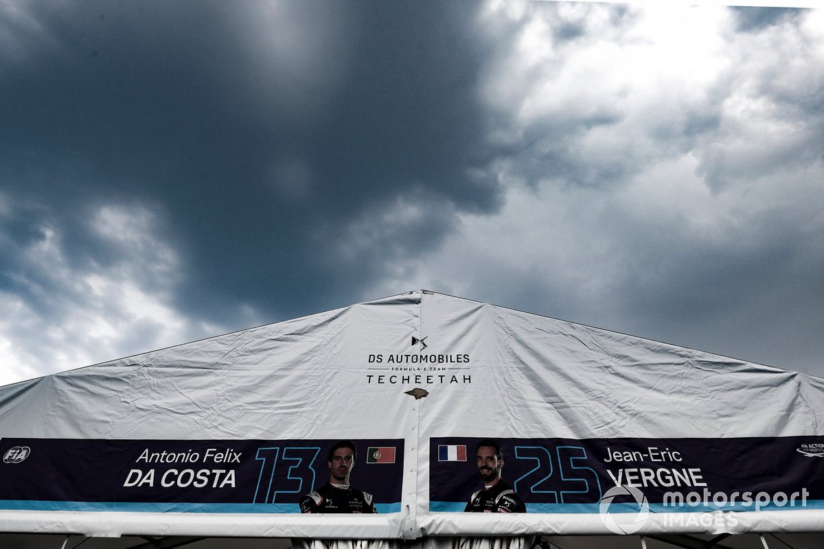 Las nubes sobre el garaje de Jean-Eric Vergne, DS Techeetah, DS E-Tense FE20, Antonio Felix da Costa, DS Techeetah, DS E-Tense FE20