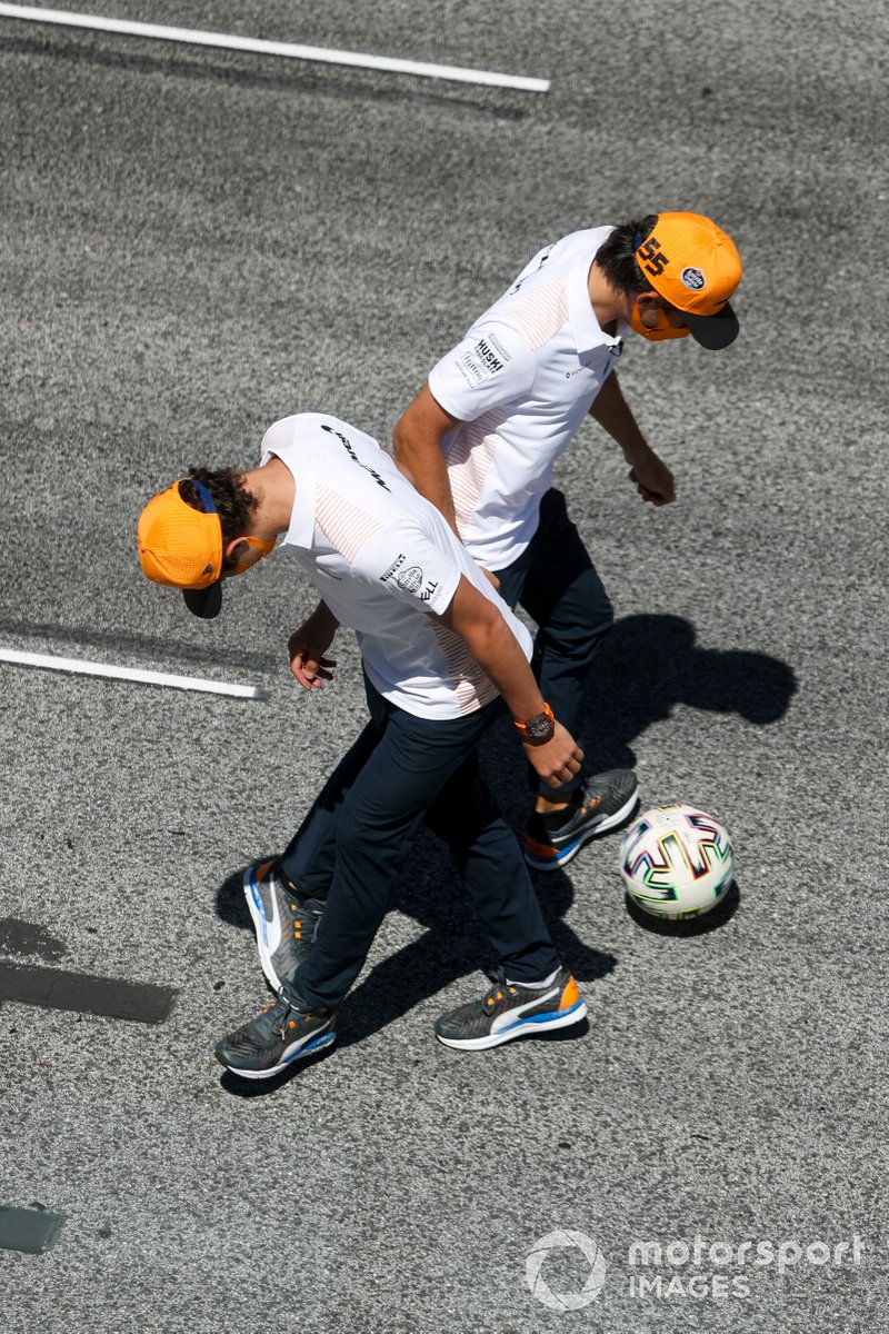 Lando Norris, McLaren y Carlos Sainz Jr., McLaren juegan fútbol