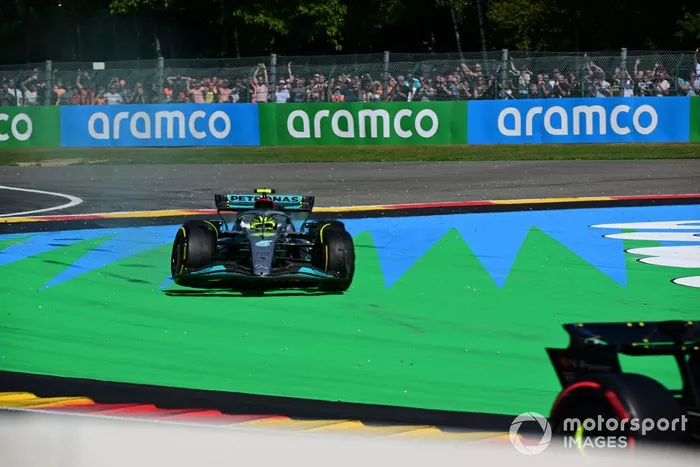 Lewis Hamilton, Mercedes W13, tras el contacto con Fernando Alonso, Alpine A522