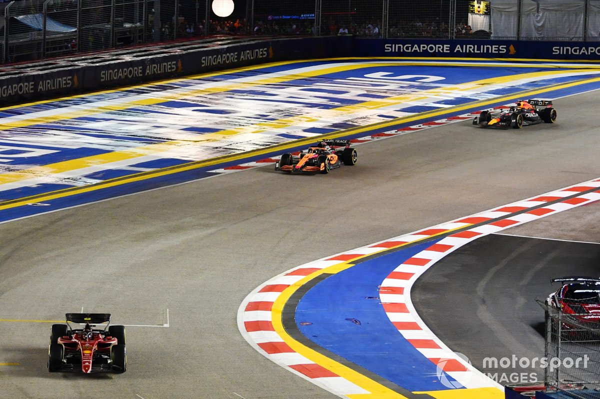 Carlos Sainz, Ferrari F1-75, Lando Norris, McLaren MCL36, Daniel Ricciardo, McLaren MCL36
