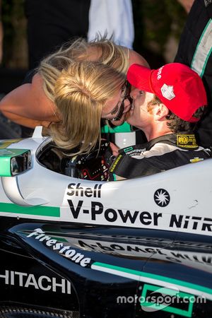 Race winner and 2016 champion Simon Pagenaud, Team Penske Chevrolet gets a kiss from his girlfriend