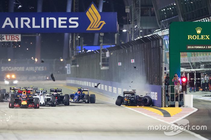 5 (GP de Singapur) Nico Hulkenberg, Sahara Force India choca en la arrancada