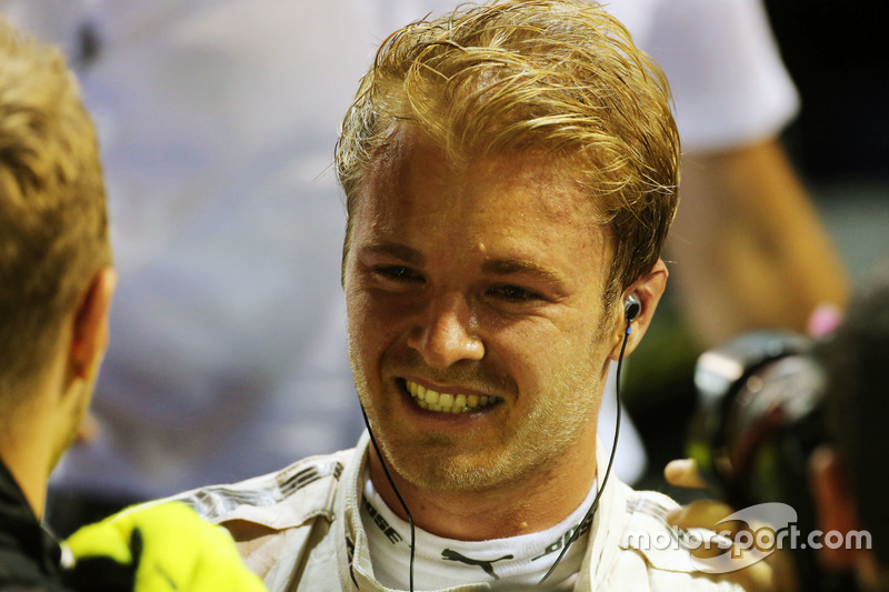 Ganador de la carrera Nico Rosberg, Mercedes AMG F1 celebra en parc ferme