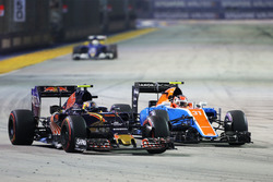 Carlos Sainz Jr., Scuderia Toro Rosso STR11 and Esteban Ocon, Manor Racing MRT05 battle for position