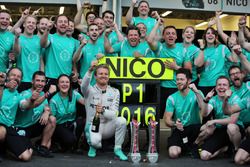 Yarış galibi Nico Rosberg, Mercedes AMG F1 takım ile zaferini kutluyor