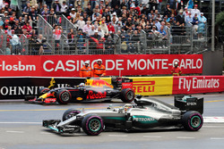 Lewis Hamilton, Mercedes AMG F1 W07 Hybrid and Daniel Ricciardo, Red Bull Racing RB12