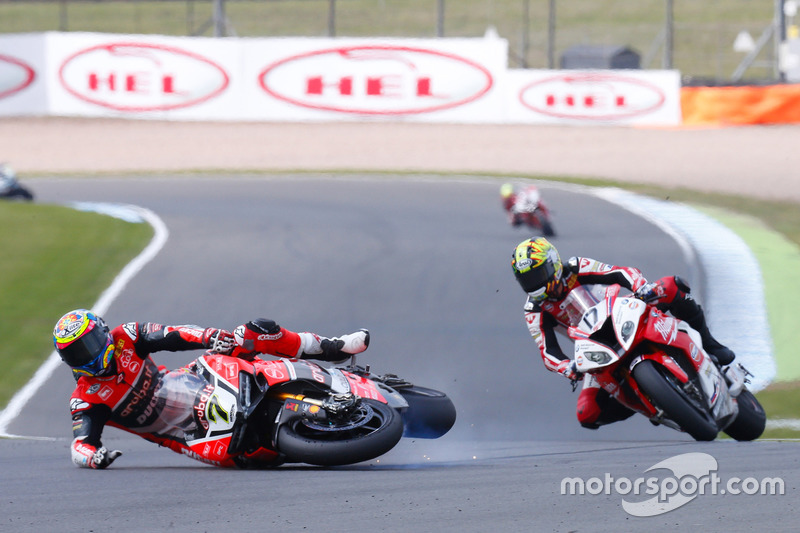 Chaz Davies, Aruba.it Racing - Ducati Team, caída antes de Karel Abraham, Milwaukee BMW