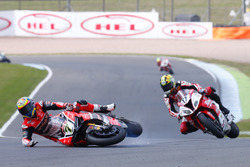 Chaz Davies, Aruba.it Racing - Ducati Team, caída antes de Karel Abraham, Milwaukee BMW