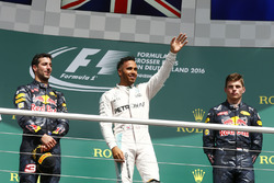 Podium : le vainqueur Lewis Hamilton, Mercedes AMG F1, le deuxième, Daniel Ricciardo, Red Bull Racing, le troisième, Max Verstappen, Red Bull Racing