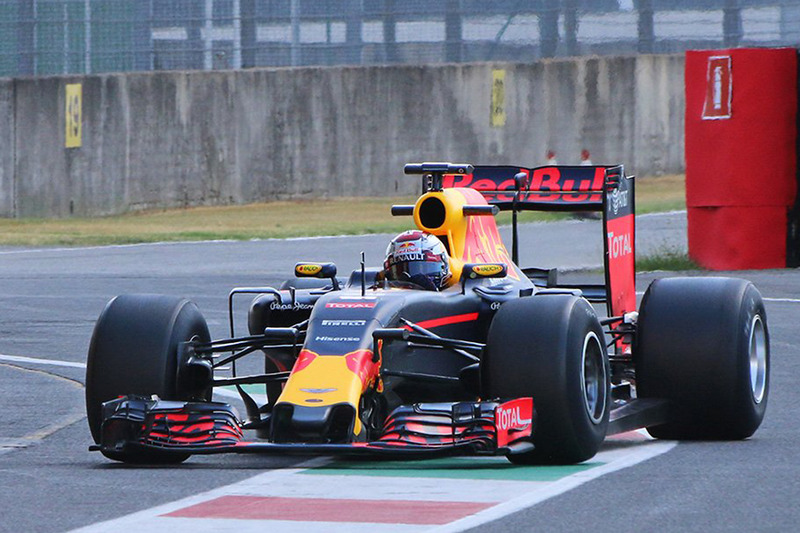 Sébastien Buemi, Red Bull Racing test de bredere banden van Pirelli voor 2017