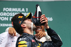 Podium: Daniel Ricciardo, Red Bull Racing celebrates his second position drinking champagne from his