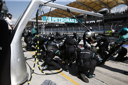 Lewis Hamilton, Mercedes AMG F1 W07 Hybrid, pit action