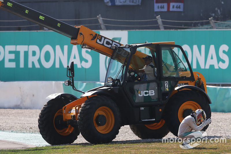 Lewis Hamilton, Mercedes AMG F1 W07 Hybrid valt uit met een opgeblazen motor