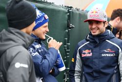 Marcus Ericsson, Sauber F1 Team met Carlos Sainz Jr., Scuderia Toro Rosso