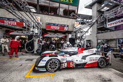 Pit stop dan last driver change for #5 Toyota Racing Toyota TS050 Hybrid: Anthony Davidson, Sテゥbasti