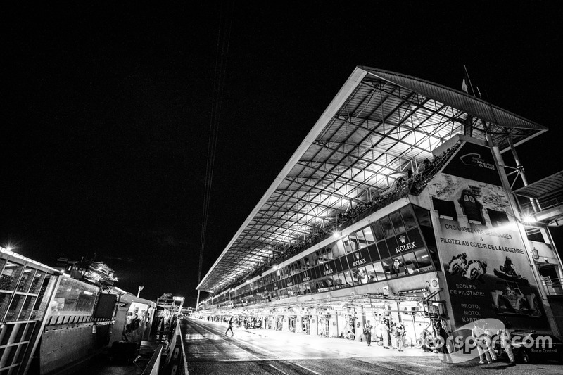 Pitlane ambiente por la noche