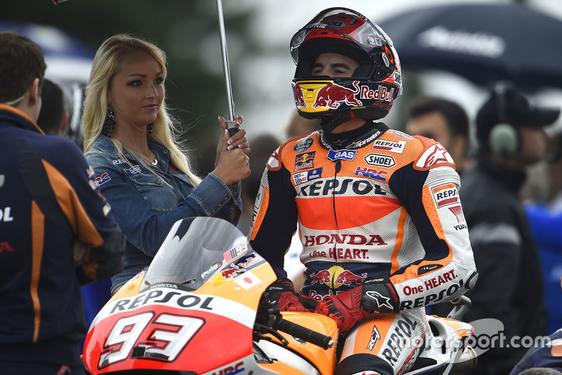 Marc Marquez, Repsol Honda Team, con un'ombrellina