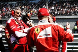 Maurizio Arrivabene, Team Principal de Ferrari avec Kimi Raikkonen, Ferrari et Dave Greenwood, ingénieur de course Ferrari sur la grille