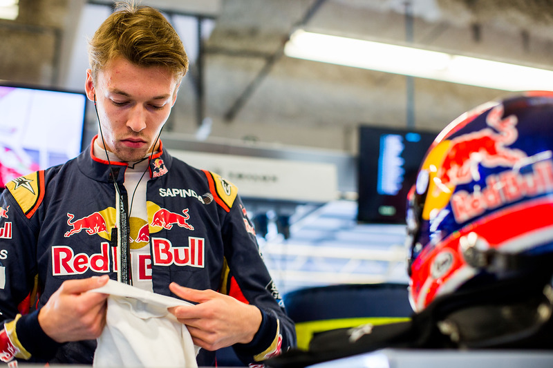 2016 год. В боксах Toro Rosso по ходу пятничных тренировок