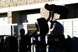 Des mécaniciens de Red Bull Racing s'occupent des pneus Pirelli