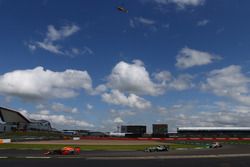 Max Verstappen, Red Bull Racing RB12 y Nico Rosberg, Mercedes AMG Petronas F1 W07