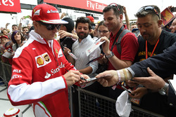Kimi Raikkonen, Ferrari signs autographs for the fans
