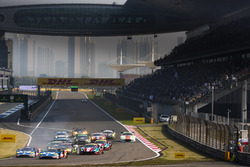 Start action GTE: #67 Ford Chip Ganassi Racing Team UK Ford GT: Andy Priaulx, Harry Tincknell and #6