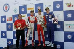 Podio Gara 1: il secondo classificato Marcos Siebert, Jenzer Motorsport, il vincitore Mick Schumacher, Prema Powerteam, il terzo classificato Raul Guzman Marchina, DR Formula