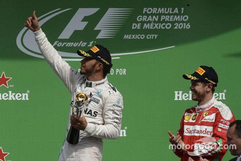 Podio: ganador de la carrera Lewis Hamilton, Mercedes AMG F1, tercer lugar Sebastian Vettel, Ferrari