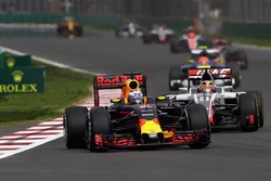 Daniel Ricciardo, Red Bull Racing RB12, Esteban Gutierrez, Haas F1 Team VF-16