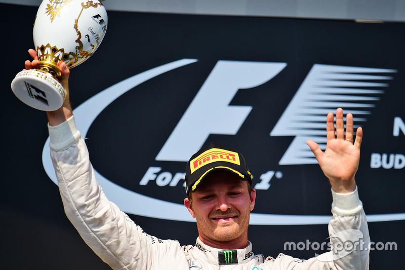 A Nico Rosberg, restou um sorriso amarelo e o segundo lugar.