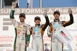 国本雄資(P.MU / CERUMO · INGING)、中嶋一貴(VANTELIN TEAM TOM’S)、石浦宏明(P.MU / CERUMO · INGING)