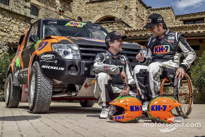 Isidre Esteve y Txema Villalobos con el Mitsubishi Montero 2017 KH7 Sport