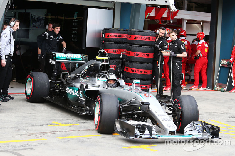 Nico Rosberg, Mercedes AMG F1 Team W07 sort des stands