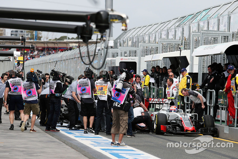 Romain Grosjean, Haas F1 Team VF-16 y Rio Haryanto, Manor Racing MRT05 chocan en el pit lane