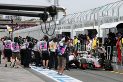 Romain Grosjean, Haas F1 Team VF-16 and Rio Haryanto, Manor Racing MRT05 collide in the pit lane