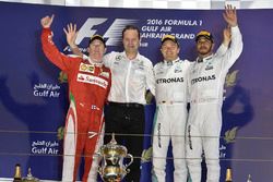 Podium: winner Nico Rosberg, Mercedes AMG F1 Team, Aldo Costa, Mercedes AMG F1 Engineering Director,
