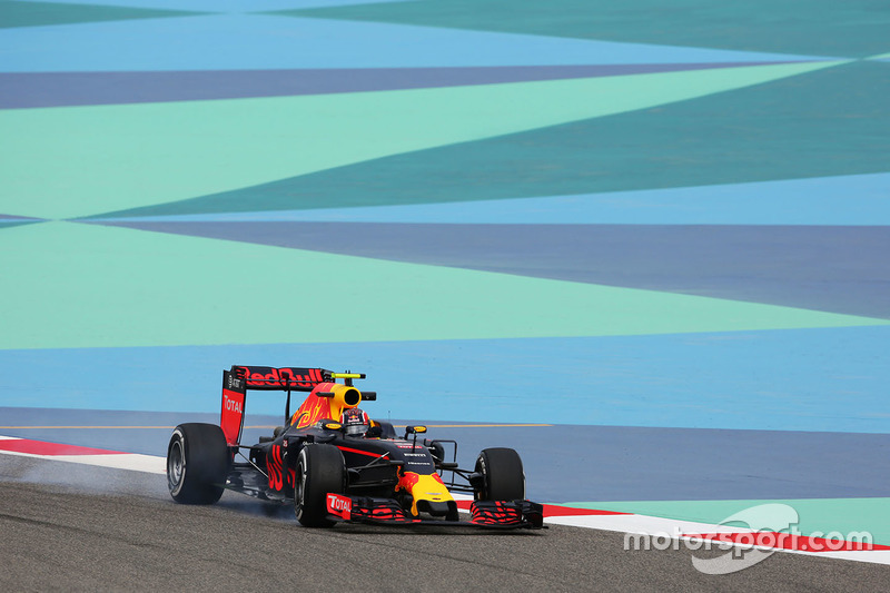 Daniil Kvyat, Red Bull Racing RB12 bloquea los frenos