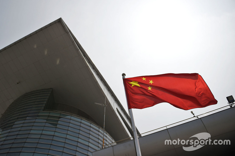 La bandera China en el paddock