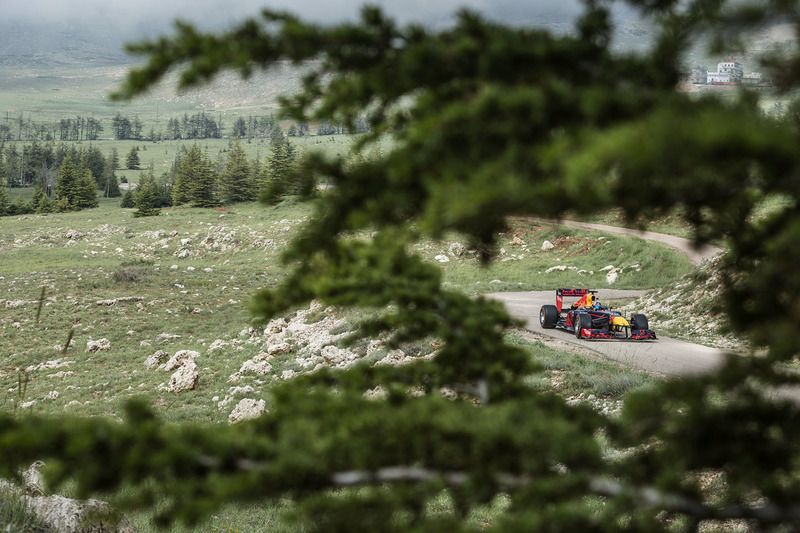 Carlos Sainz Jr. conduce su Red Bull RB7 en Cedars of God Forest, Líbano
